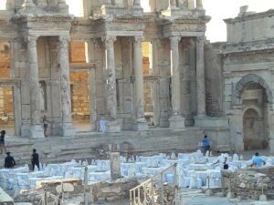Önceki akşam Efes Antik Kenti’ndeki Celsus Kütüphanesi’ne girmek isteyen Türk