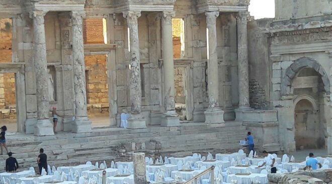 Efes’te Türkler Celsus Kütüphanesi’ne alınmadı