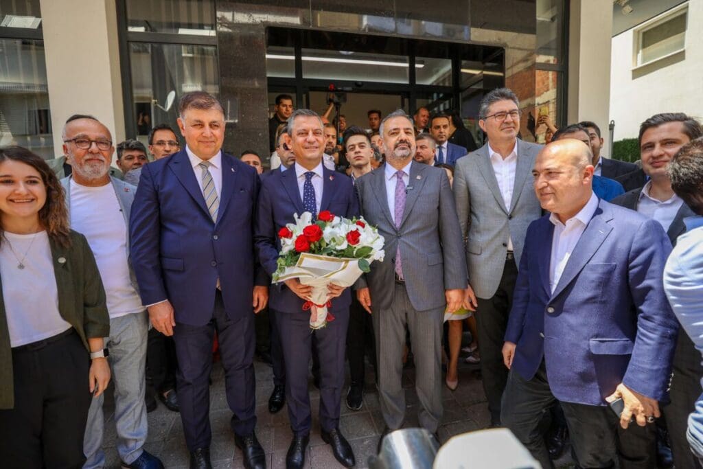 CHP Genel Başkanı Özgür Özel İzmir'de: İlk Durak İl Başkanlığı