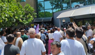 İzmir Büyükşehir Belediyesi’nde iş bırakma eylemi ikinci günde: Gazlı müdahale