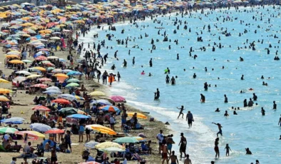 Ünlü tatil beldesi Alaçatı’daki kalabalık sosyal medyada gündem oldu