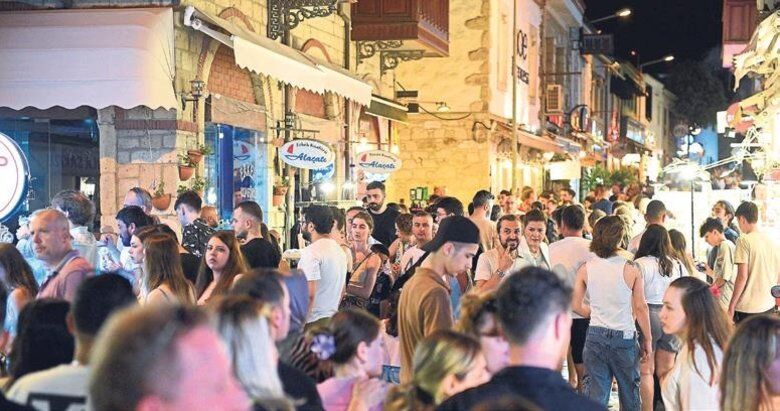 İzmir Çeşme’de turist akını yaşandı. Bayram boyunca tatilcilerin rotası olan