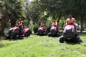 Bornovalıların keyifle zaman geçirmesi için park ve bahçelerin bakımına ağırlık