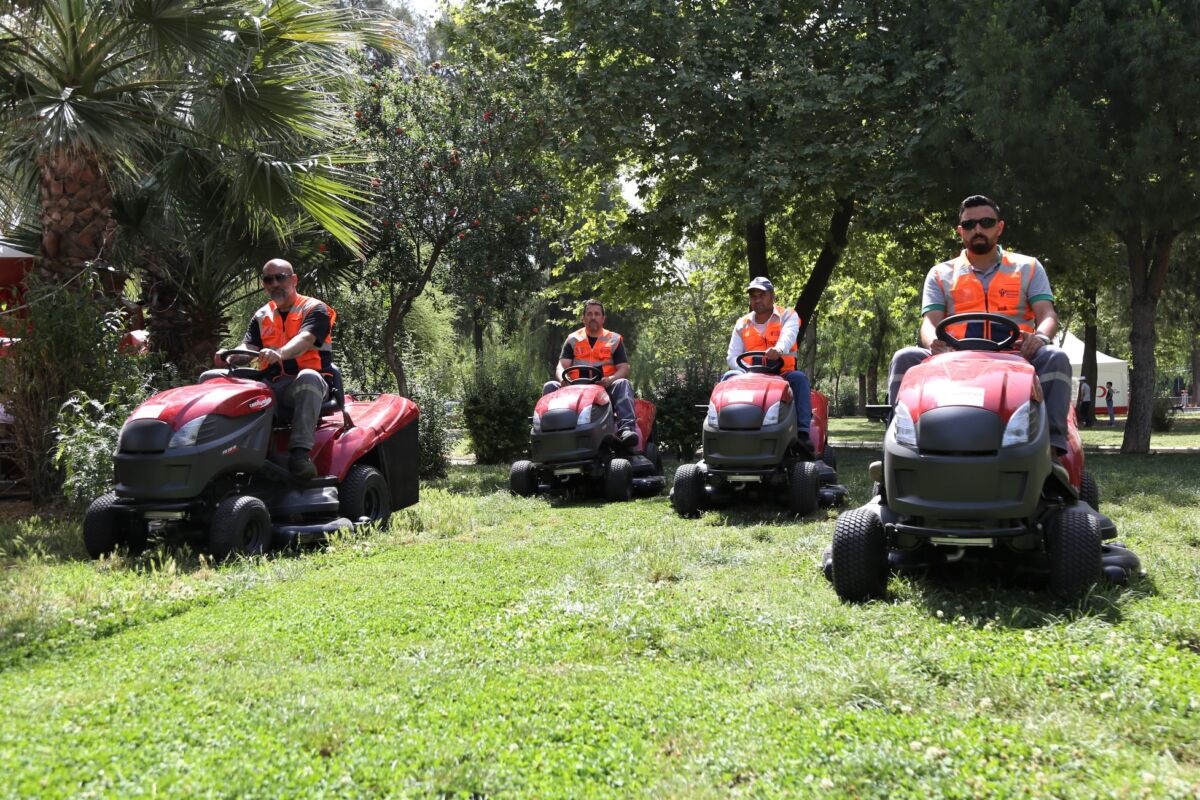 Bornovalıların keyifle zaman geçirmesi için park ve bahçelerin bakımına ağırlık