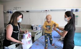 Bornova’da çocuk hastalara moral ziyareti