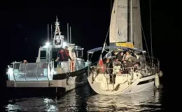 Denizde motor arızalandı: 11’i çocuk 49 kaçak göçmen yakalandı
