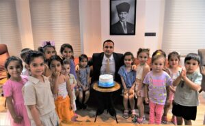 Yaşları 3 ile 6 arasında değişen minikler, doğum günü pastasını