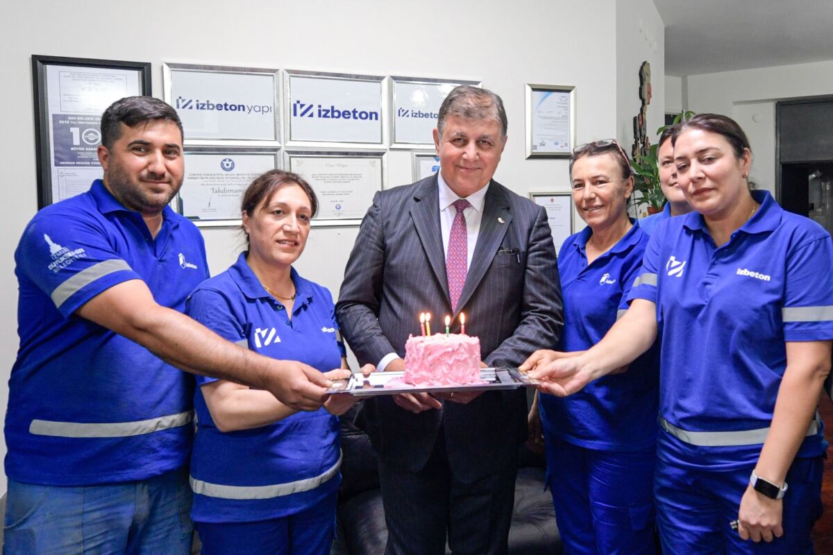 İzmir Büyükşehir Belediye Başkanı Dr. Cemil Tugay, henüz gün doğmadan