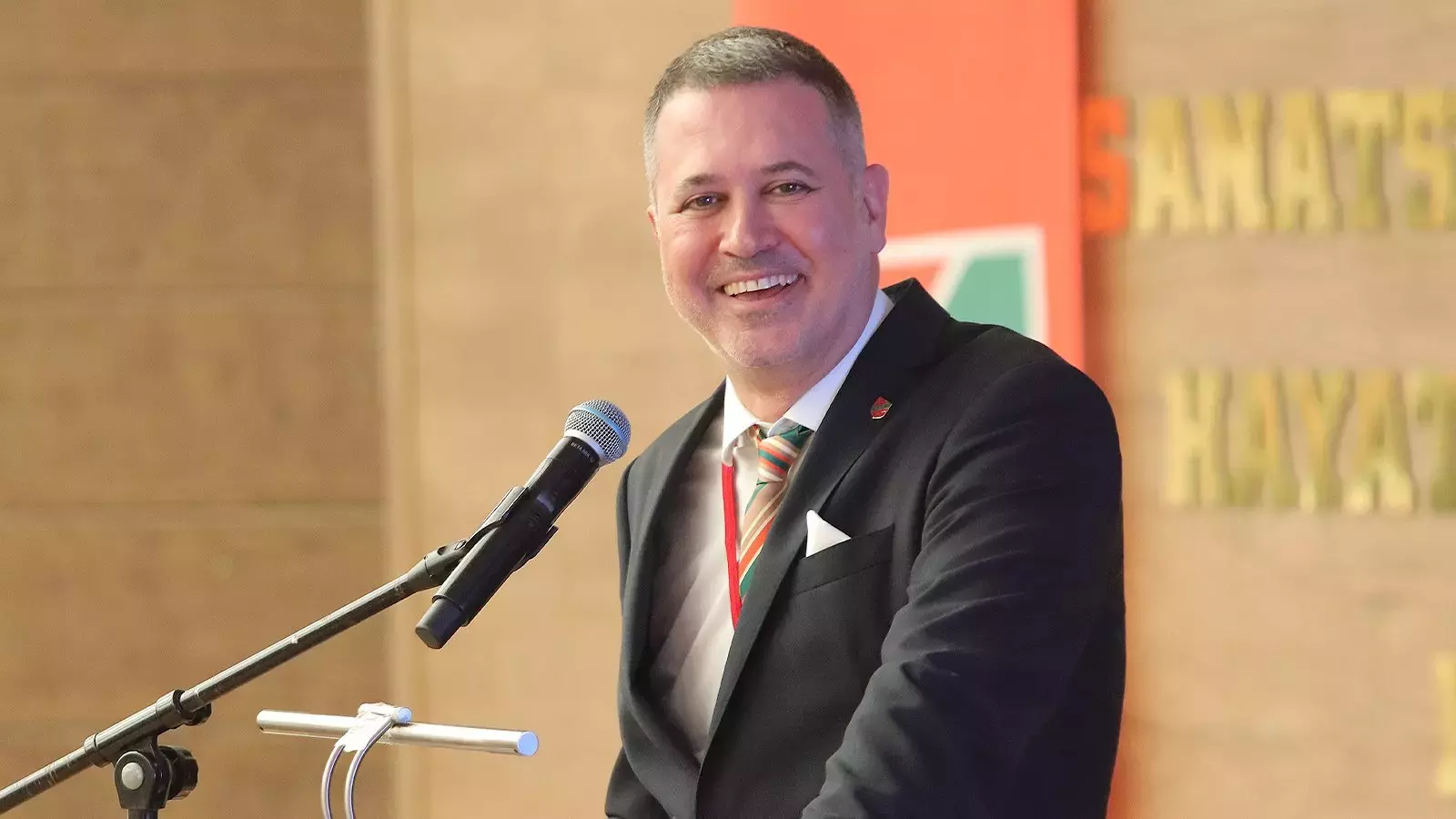 İlker Ergüllü, sosyal medyada yayınladığı mesajda futbol ve basketbolda transfer