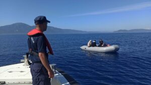 Aydın’ın Kuşadası ilçesi açıklarında, Yunan unsurlarınca Türk karasularına itilen bir