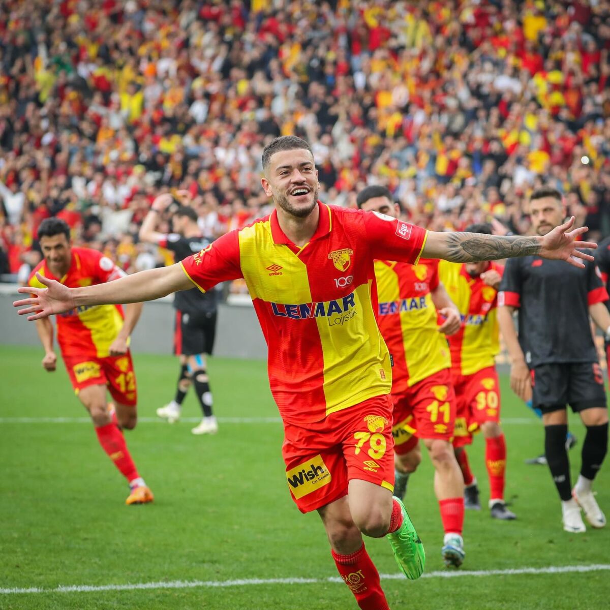 Süper Lig’de yeni sezon öncesi kadrosunu güçlendiren Göztepe, Brezilyalı sol