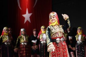24 ekip ve 700’dan fazla dansçının katılımıyla gerçekleşen Bornova Halk