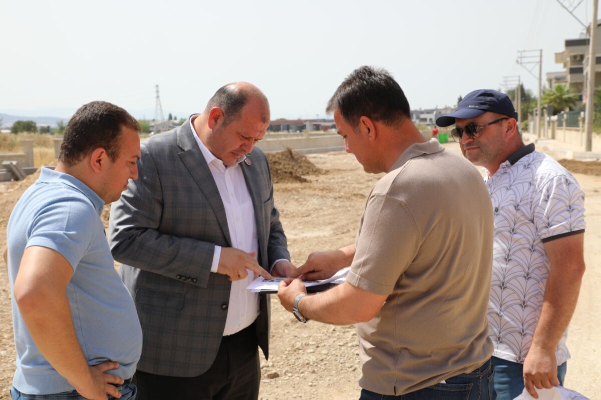 Menderes Belediye Başkanı İlkay Çiçek, sahada gerçekleştirilen çalışmaları yerinde inceledi.