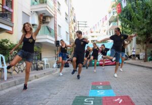 Karşıyaka Belediyesi, geleneksel hale getirdiği “Sokak Senin” etkinlikleri ile bu