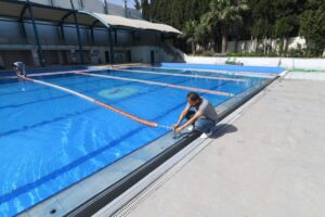 Yaklaşık 4 yıldır kapalı olan havuzda Bornova Belediyesi Fen İşleri