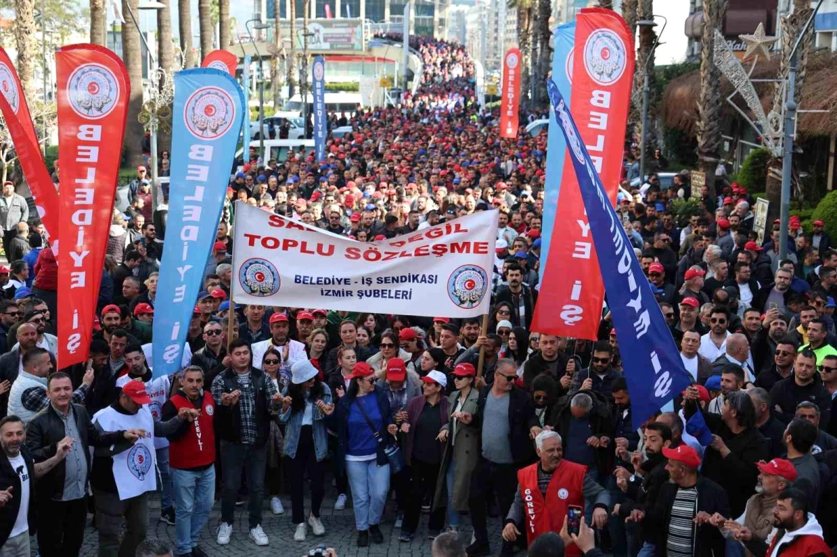 İzmir’in emek sendikaları, Kültürpark’ta düzenledikleri basın açıklamasında, İzmir Büyükşehir Belediyesi