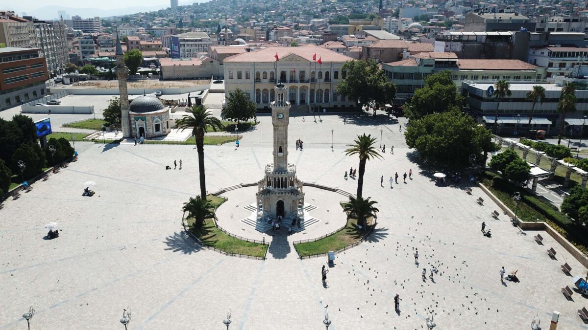 İzmir’de mevsim normallerinin üzerine çıkarak, gölgede 39 dereceyi bulan sıcak