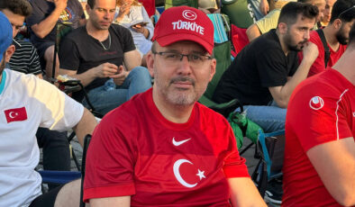 Kasapoğlu milli maçı İzmirlilerle birlikte izledi 
