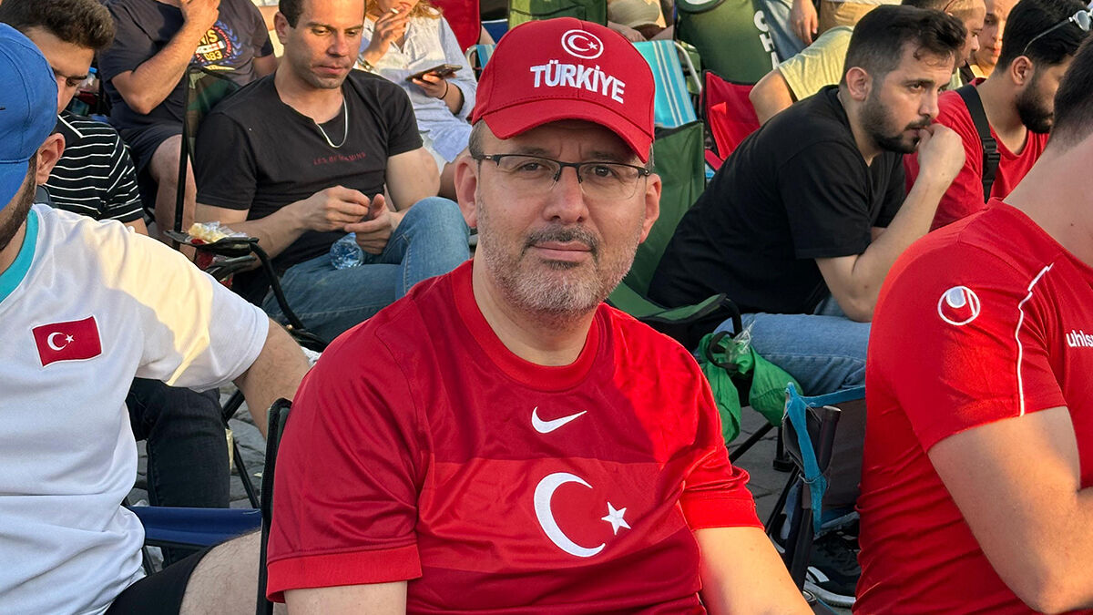 Önceki dönem Gençlik ve Spor Bakanı İzmir Milletvekili Dr. Mehmet