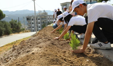 Menderes’te Çevre Günü’nde öğrencilerle anlamlı etkinlik: Ağaç diktiler
