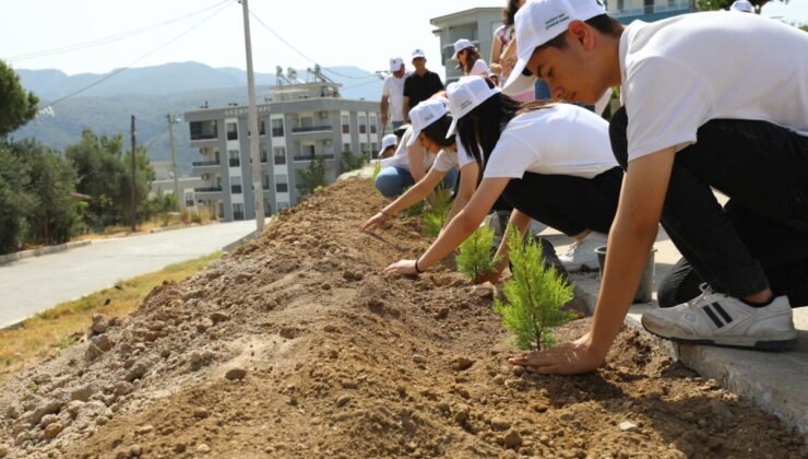 Menderes’te Çevre Günü’nde öğrencilerle anlamlı etkinlik: Ağaç diktiler