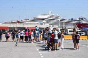 İzmir Alsancak Limanı’na kruvaziyer gemileri gelmeye devam ediyor. Mikanos’tan hareket