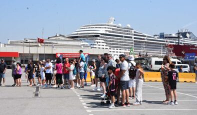 İzmir’e kruvaziyer gemisiyle turist dopingi: 4 bin 175 yolcu kent merkezinde