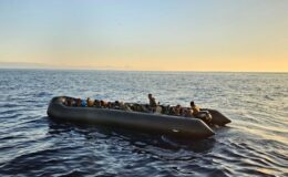 Karaburun sularında dram: Lastik bottaki 40 kaçak göçmen yakalandı