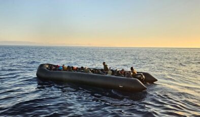 Karaburun sularında dram: Lastik bottaki 40 kaçak göçmen yakalandı
