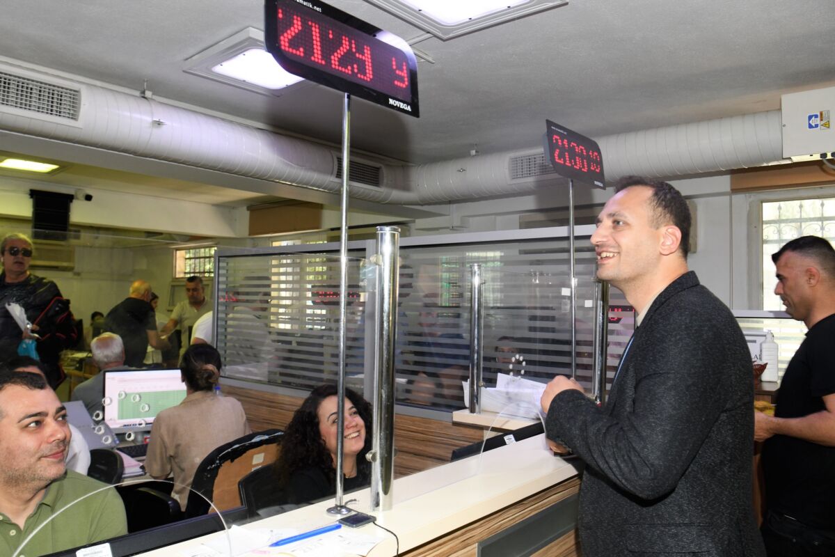 Bornova Belediye Başkanı Ömer Eşki, vergi ödemelerinin son gününde Mali