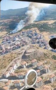 Manisa’nın Yunusemre ilçesinde orman yangını çıktı. Alevlere havadan ve karadan