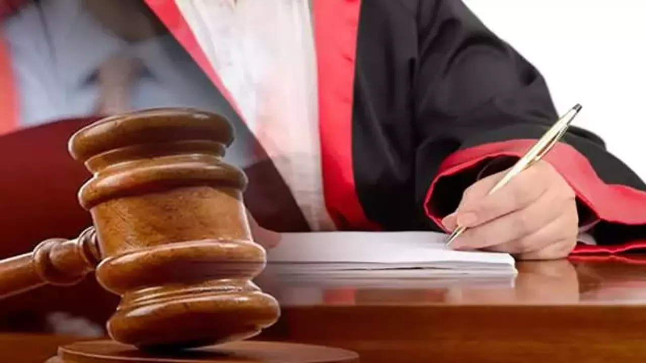 Karşıyaka ilçesinde bir AVM’de mağaza çalışanı Emrah Aksın, geçen yıl