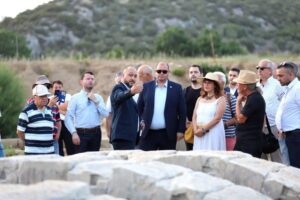Menderes Belediyesi tarafından ilçede yer alan Klaros Bilicilik Merkezi’nin tanıtımına