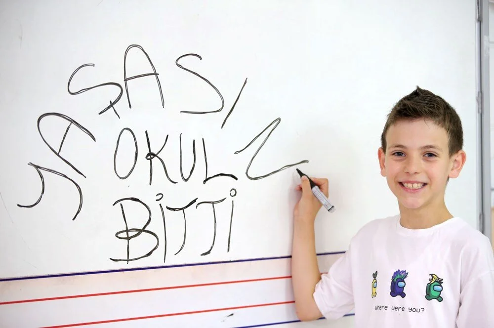 Bugün, Milli Eğitim Bakanlığına (MEB) bağlı ilk ve ortaöğretim okullarında