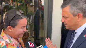 CHP Lideri Özgür Özel, İzmir İl Başkanlığı’nı ziyaret ettiği sırada