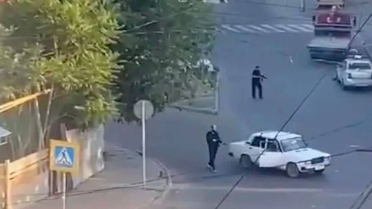 Rusya’nın Dağıstan bölgesinde gerçekleştirilen silahlı saldırılarda bir polis noktası, sinagog