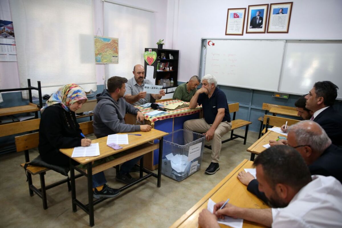Yerel seçimlerin tekrarlandığı 3 ilçe ve 4 beldede oy kullanma işlemleri sona erdi Seçim haberleri Yerel seçim haberleri Yerel seçim 2024 haberleri YSK