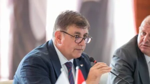 İzmir Büyükşehir Belediye Başkanı Dr. Cemil Tugay, belediyedeki görevli kamu