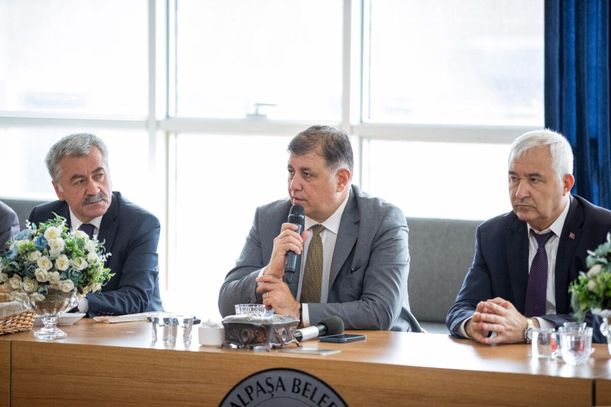 İzmir Büyükşehir Belediye Başkanı Dr. Cemil Tugay’ın ilçelerin sorunlarını belirleyerek, 