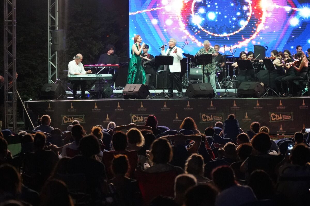 İzmir Büyükşehir Belediyesi’nin düzenlediği Çim Konserleri başladı. Tarihi Havagazı Fabrikası’nda