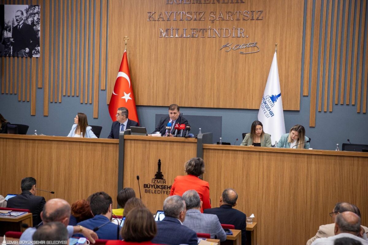 İzmir Büyükşehir Belediyesi’nin Temmuz ayı olağan meclis toplantısının birinci oturumu,