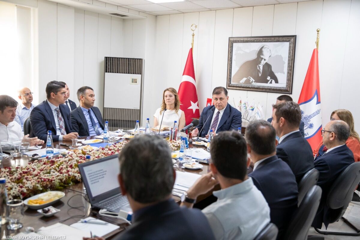 İzmir’in ilçe belediyeleri ile koordinasyon toplantılarına devam eden İzmir Büyükşehir