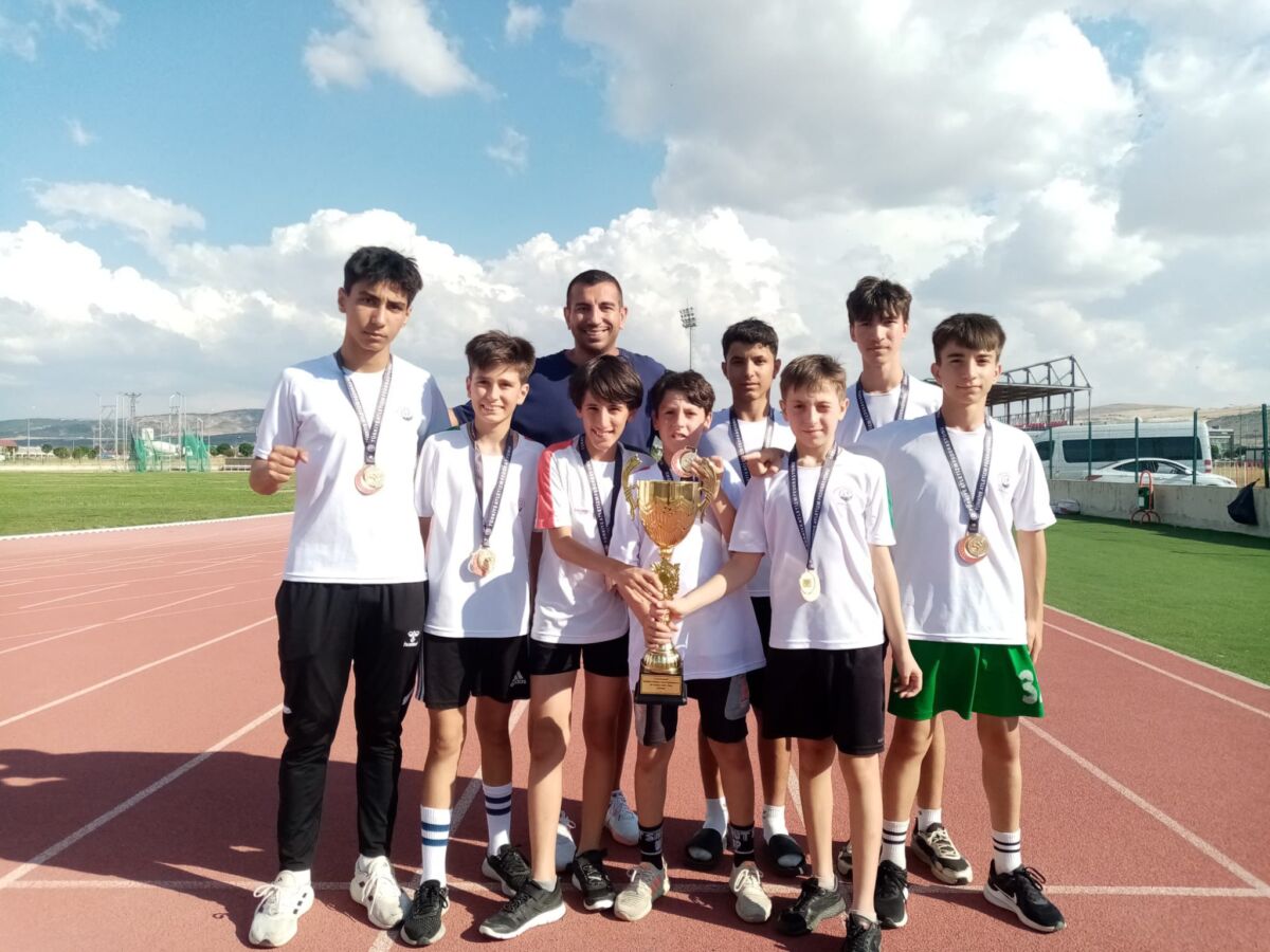 Karşıyaka Belediyesi İlçe U14 Erkek Atletizm Takımı, Sivas’ta düzenlenen U14