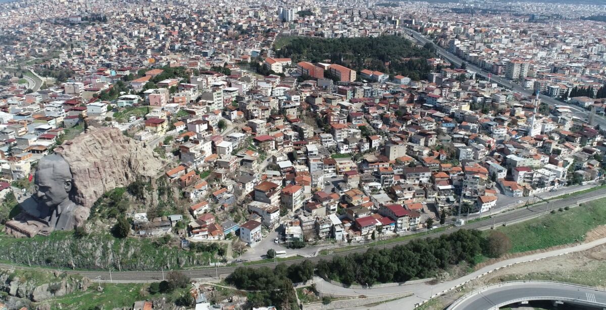 İzmir’in protokol yolunda değişim başlıyor. Buca Belediyesi, Atatürk Maskı’nın da