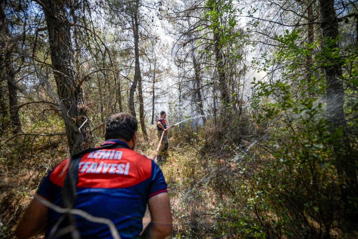 İzmir Büyükşehir Belediyesi İtfaiye Dairesi Başkanlığı’na bağlı itfaiye ekipleri, kentin