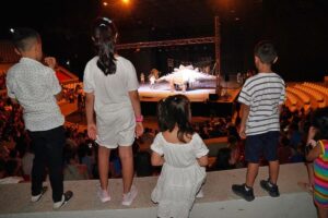 İzmir Büyükşehir Belediyesi, dezavantajlı ailelerin yanında olmaya devam ediyor. Sosyal