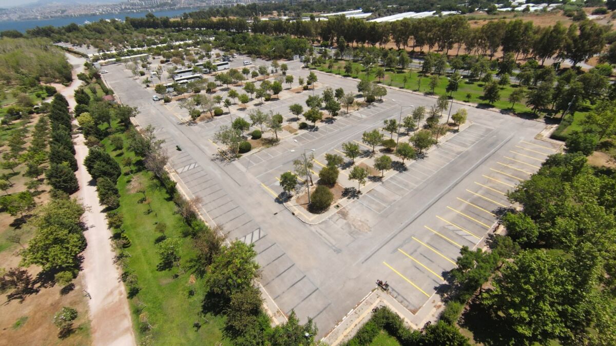 İzmir Büyükşehir Belediyesi, karavanların oluşturduğu park sorununu çözmek, karavan sahiplerinin