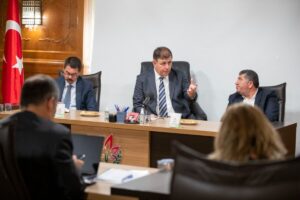 İzmir Büyükşehir Belediye Başkanı Dr. Cemil Tugay, ilçelerde düzenlediği koordinasyon