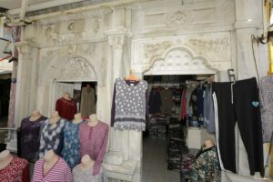 Basmane semtinin simge yapılarından Dönertaş Sebili’nin mermer sütunu yatağına asit