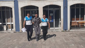 İzmir’in Foça ilçesinde polis ve jandarmanın ortak operasyonuyla durdurulan taksideki